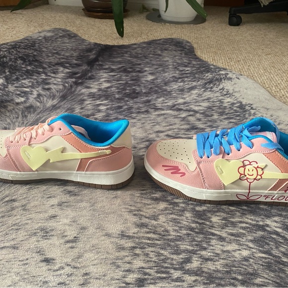 Kadulang Pink Flower Sneakers. - Picture 4 of 4